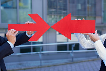 Zwei Pfeile treffen aufeinander