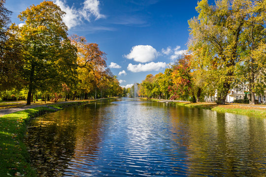 Fototapeta Reflection of the autumn park on the river