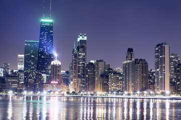 Fototapeta na wymiar Nocny widok na Chicago Skyline