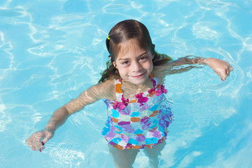 Fototapeta na wymiar Cute little Girl in a swimming pool