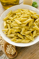 Mezze penne condite con pesto