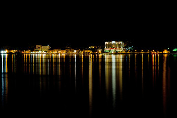 Fototapeta na wymiar Nocny widok na miasto w Jezioro Como Bellagio