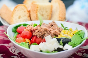 Vegetable salad with tuna and bread