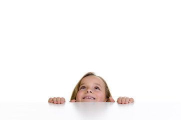 Kind guckt l&auml;chelnd nach oben