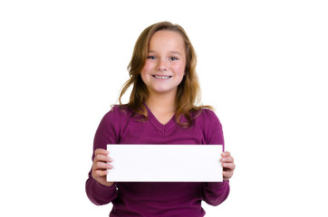 Fototapeta premium Lachendes Mädchen hält Hinweisschild