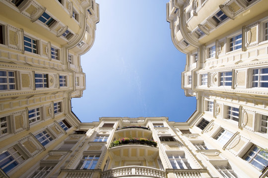 Haus aus Froschperspektive