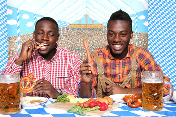 Dunkelhäutige Männer am Oktoberfest