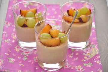 Grießpudding mit Früchten