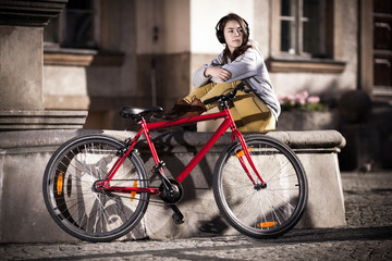 Obraz na płótnie Canvas Miejskie biking - nastolatka i rower w mieście
