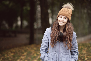 junge Frau im Herbst