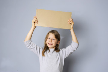 M&auml;dchen h&auml;lt ein Schild hoch mit Textfreiraum