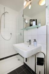 Kleines Badezimmer nach Renovierung