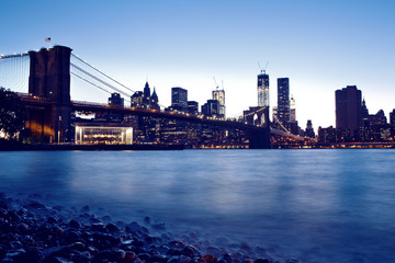 Obraz premium Brooklyn Bridge and Manhattan skyline at night