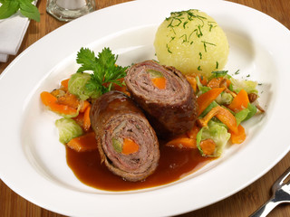 Rinderroulade mit Gemüse und Knödel