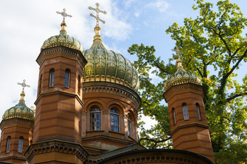 Fototapeta na wymiar Rosyjska Cerkiew kaplicy w starych zabytkowych cmentarzy