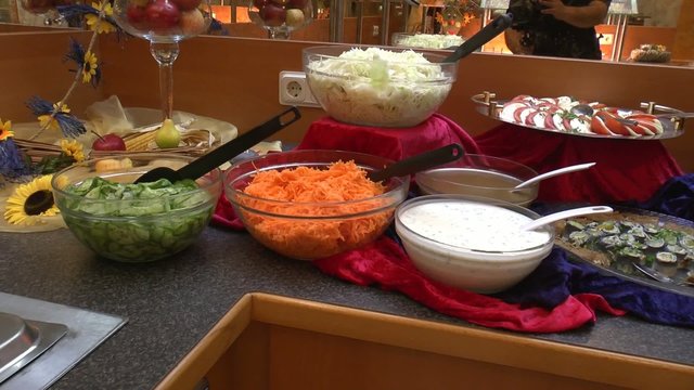 kameraschwenk &uuml;ber buffet