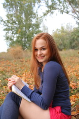 Obraz premium happy young woman outdoors in the field