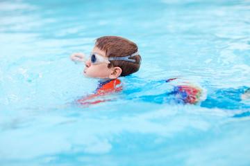 Fototapeta na wymiar Chłopiec na basenie