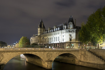 Fototapeta na wymiar Seine River buildings