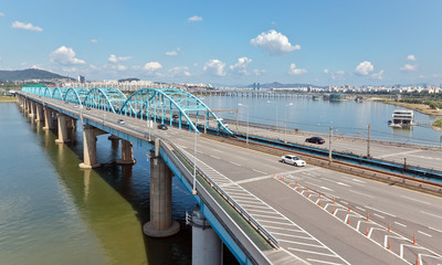 Fototapeta na wymiar Widok Dongjak mostu na rzece Han w Seulu