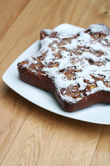 torta a forma di stella al cioccolato e pere
