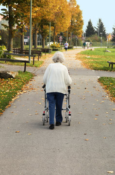 Alte Frau mit Rollator