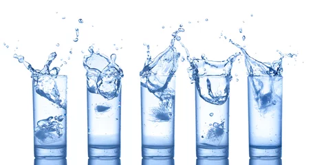 Wandaufkleber Spritzwasser in Gläsern isoliert auf weiß © chones