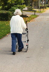 Alte Frau mit Rollator
