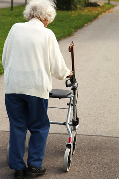 Alte Frau mit Rollator