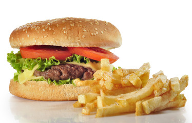 Hamburguesa de ternera con patatas.