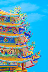 Obraz premium Chinese temple with dragon on roof, blue sky