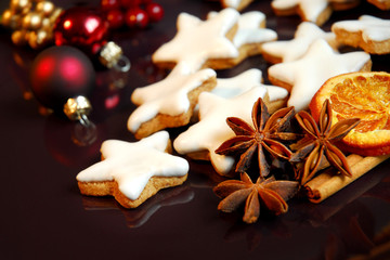 Weihnachtsteller mit Zimtsternen