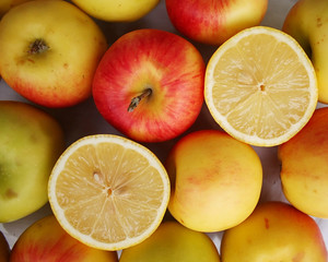 Fototapeta na wymiar Zdrowe owoce jasne