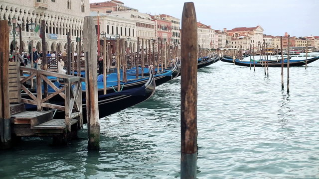 Gondolas in Venice, steadicam shot 