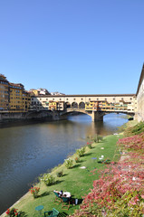 Fototapeta premium relax in Florence in front of Ponte Vecchio bridge