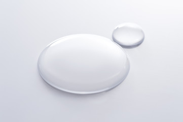 白背景に水滴のアップ