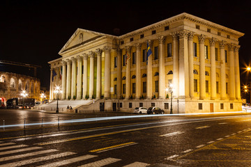 Fototapeta na wymiar Pałac Gran Guardia i rzymskiego amfiteatru na Piazza Bra w V