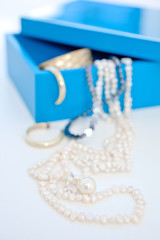 Schmuckschatulle mit Perlenkette