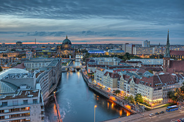 Obraz premium Berlin spree in der Dämmerung