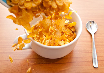 prima colazione tazza di latte e corn flakes