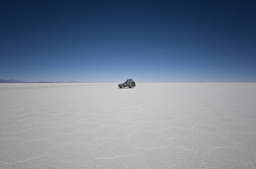 Gel&auml;ndewagen auf dem Salar Uyuni in Bolivien
