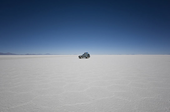 Gel&auml;ndewagen auf dem Salar Uyuni in Bolivien