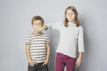 Zwei Kinder, Bruder und Schwester haben Streit