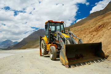 Obraz premium wheel loader excavator at mountains work