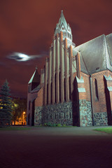 Fasada i wieża gotyckiego kościoła nocą w Poznaniu 2