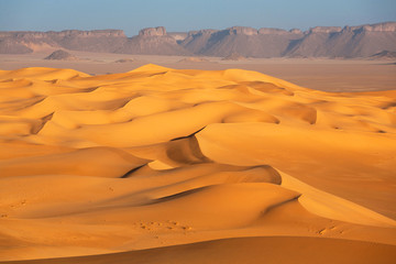 Dunes y rocks in the desert
