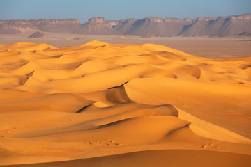 Dunes y rocks in the desert