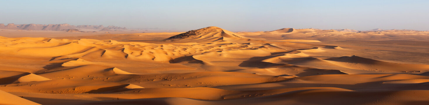 Sunset in the Sahara desert © sunsinger
