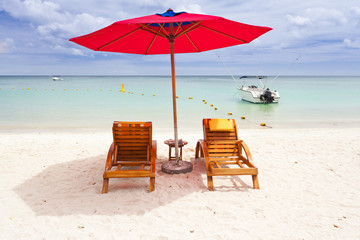 parasol sur plage de vacances