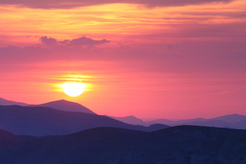 Fototapeta na wymiar Letni krajobraz w górach ze słońcem